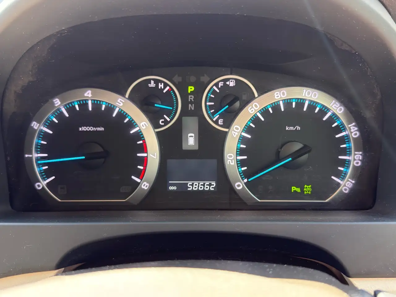 Toyota Alphard снимка Toyota Alphard