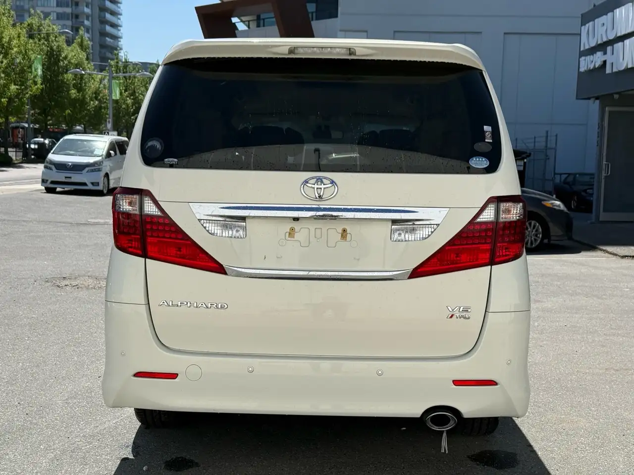 Toyota Alphard снимка Toyota Alphard