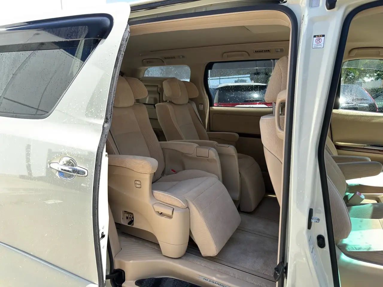 Toyota Alphard снимка Toyota Alphard