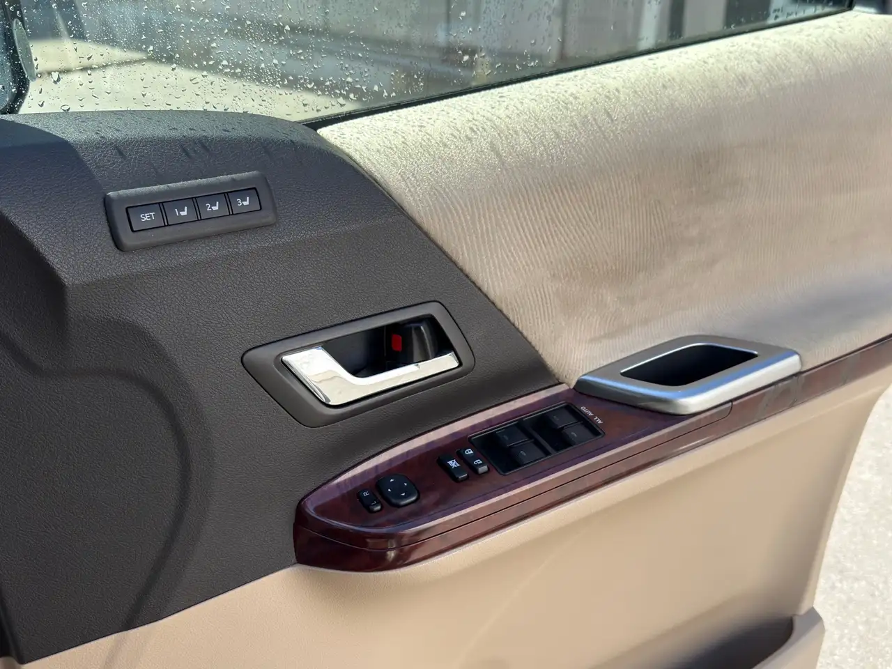 Toyota Alphard снимка Toyota Alphard