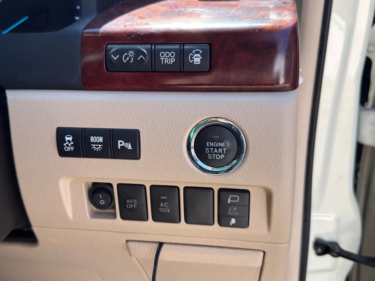 Toyota Alphard снимка Toyota Alphard