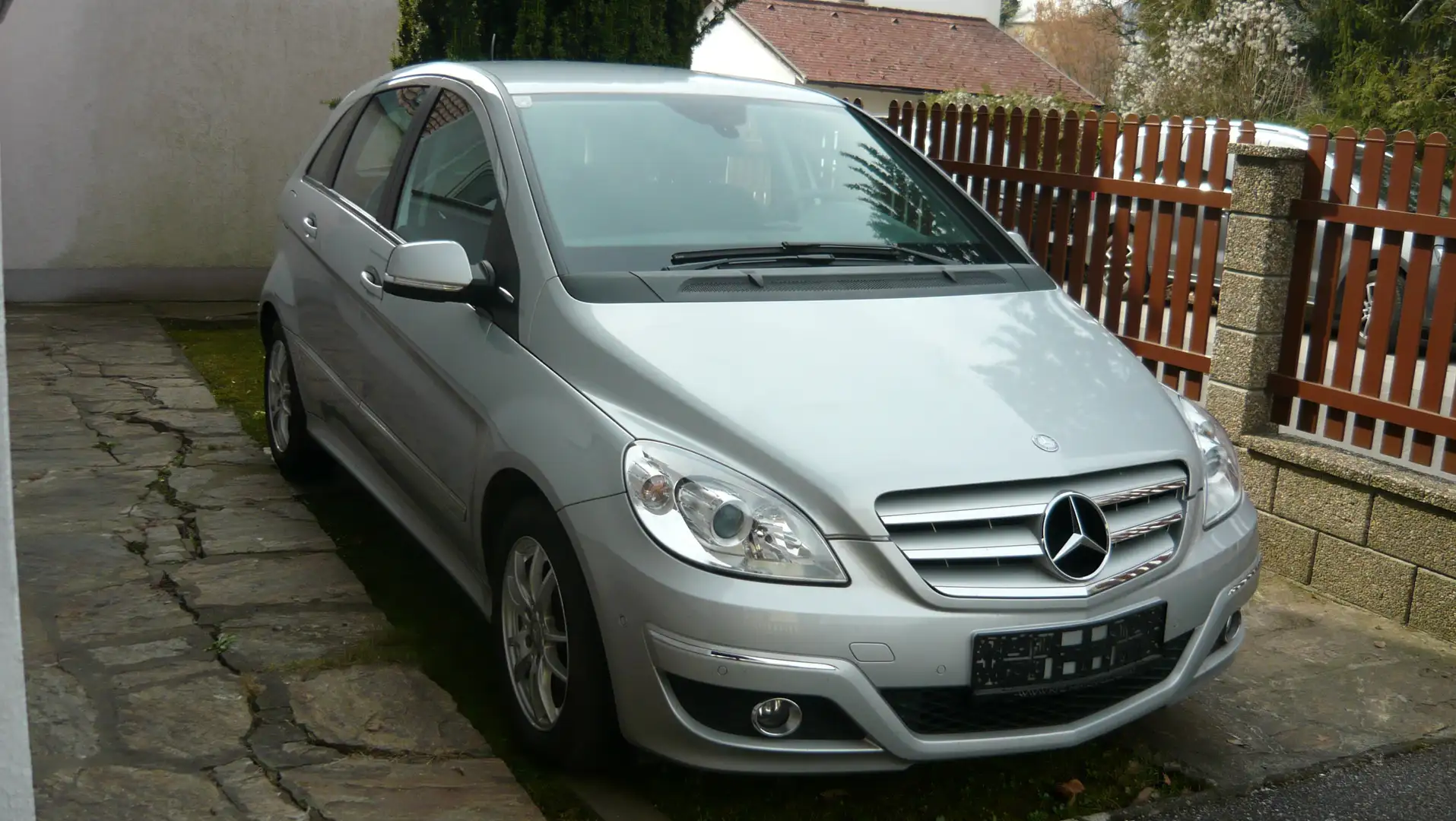Mercedes-Benz B 180 B 180 BlueEfficiency A-Edition A-Edition Silber - 1