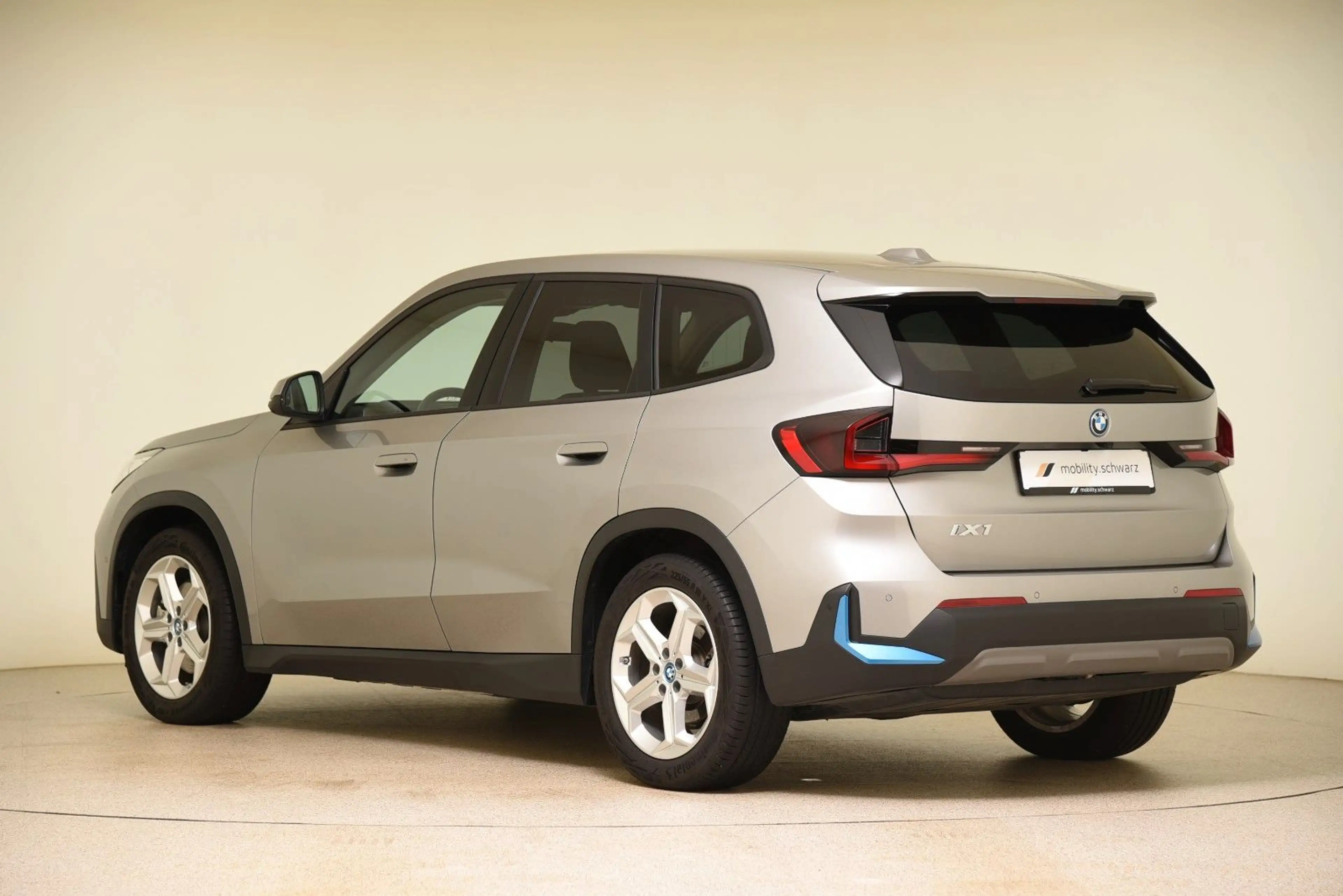BMW iX1 xDrive30 AHK DriveAssProf Head-Up Sitzhzg — photo 2