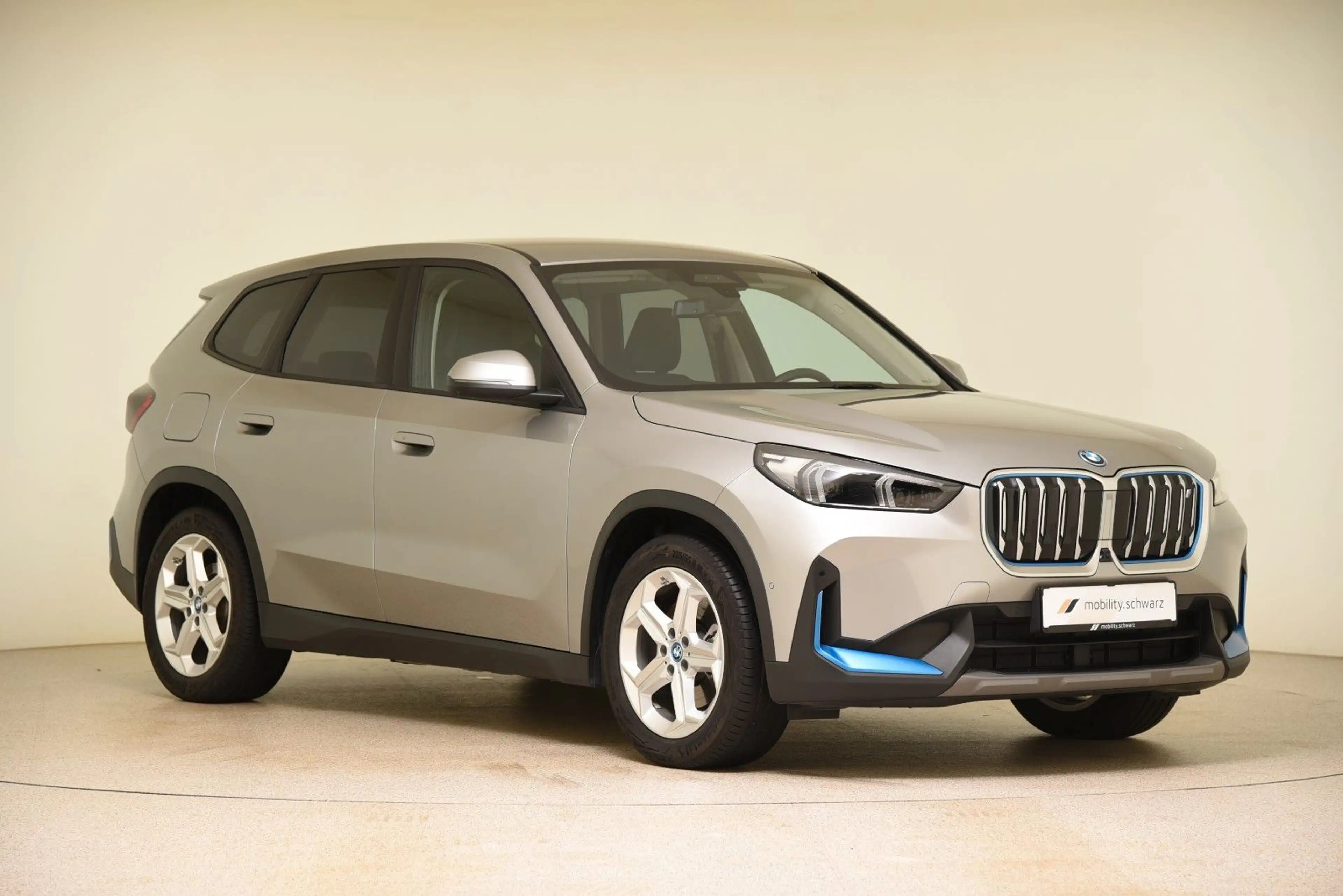 BMW iX1 xDrive30 AHK DriveAssProf Head-Up Sitzhzg — photo 4