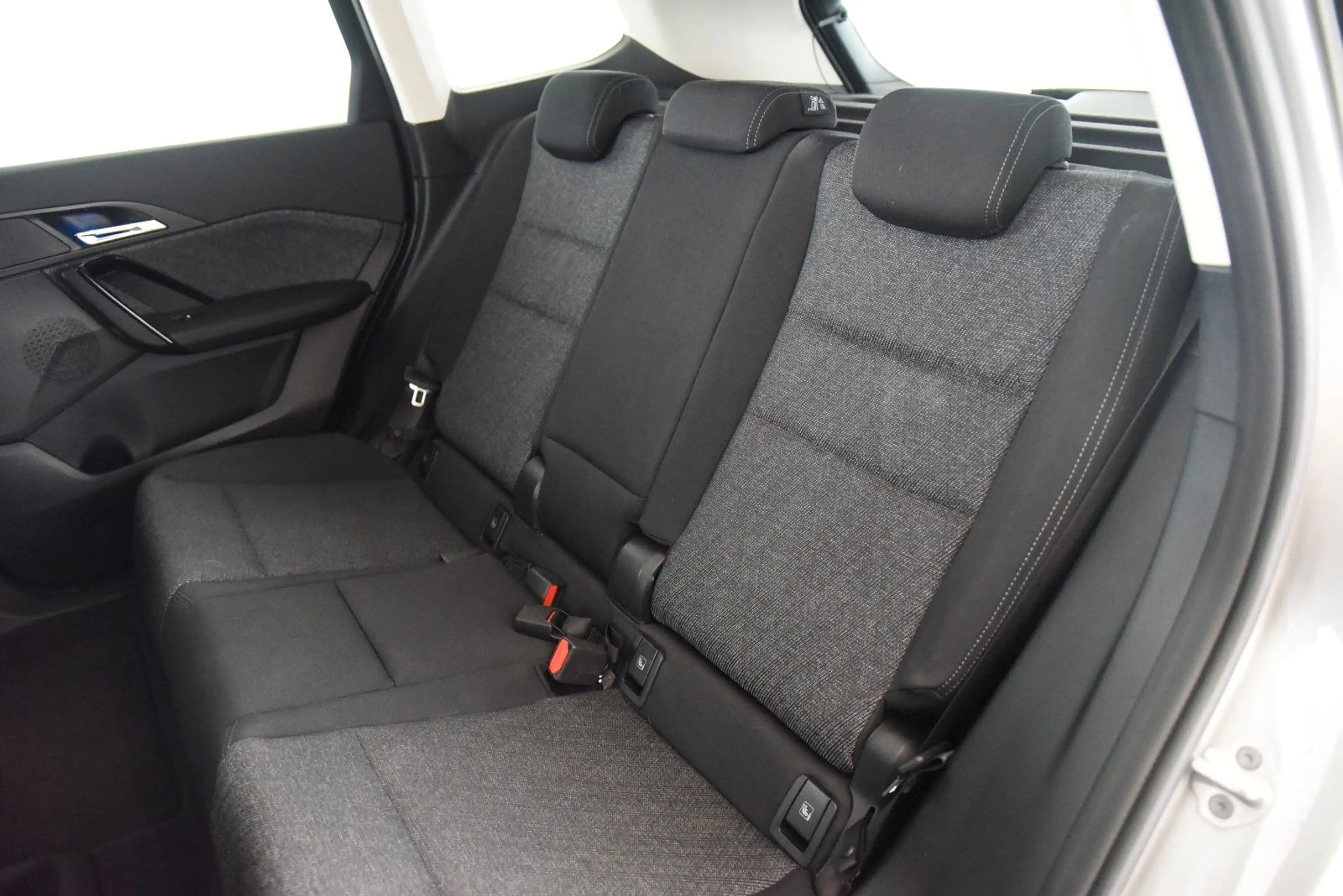 BMW iX1 xDrive30 AHK DriveAssProf Head-Up Sitzhzg — photo 6