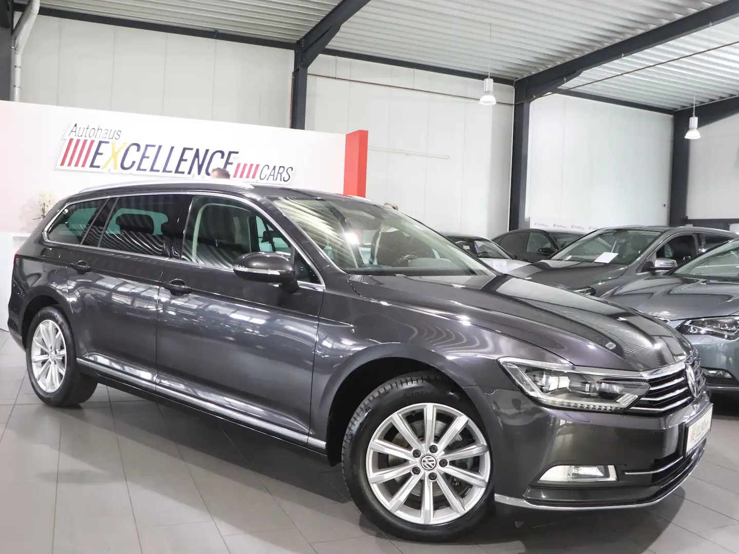 Volkswagen Passat Variant 2.0 TDI DSG HIGHLINE PANORAMA,LED Grijs - 2