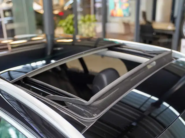 Mercedes-Benz C-Class view 14
