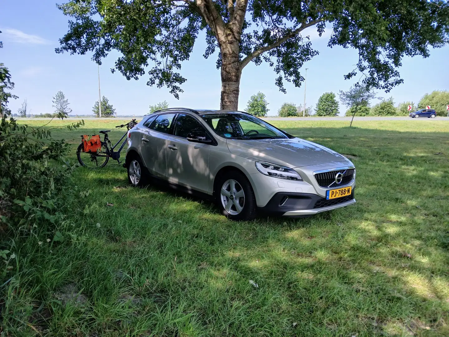 Volvo V40 Cross Country 1.5 T3 Nordic+ Automaat Brązowy - 1