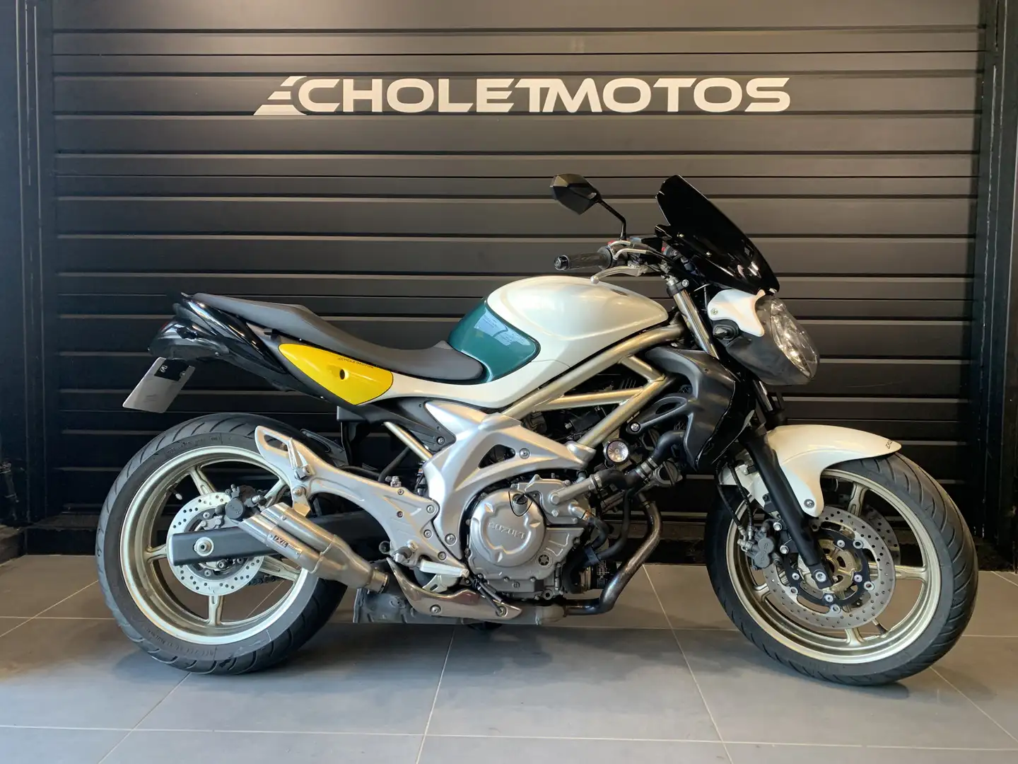 Suzuki Gladius 650 Weiß - 1