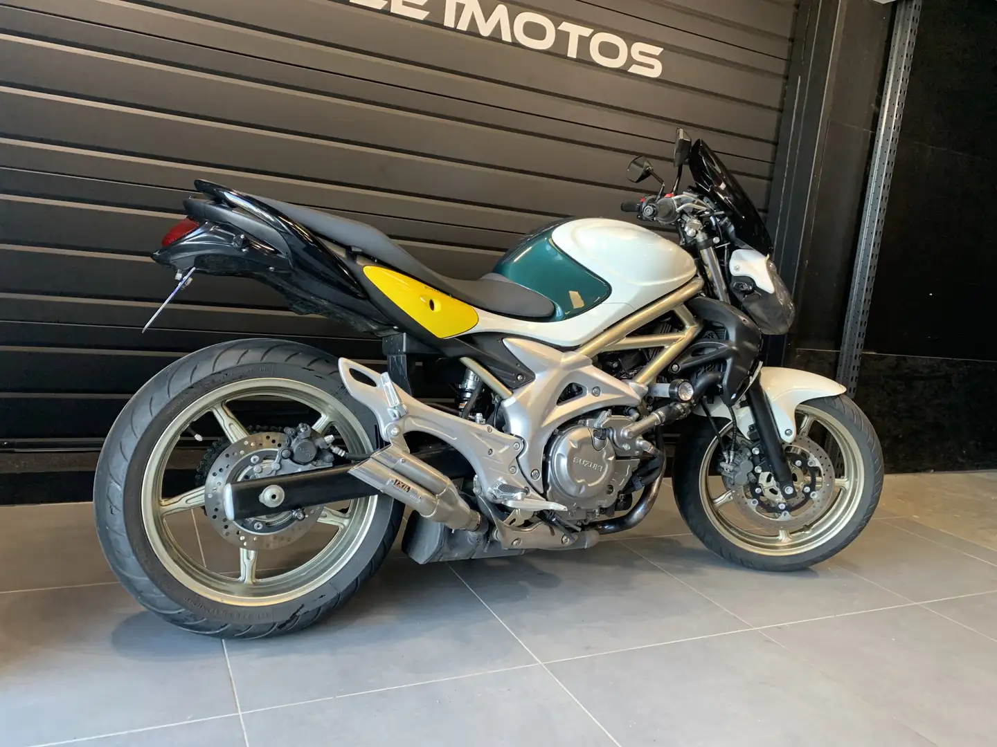 Suzuki Gladius 650 Weiß - 2