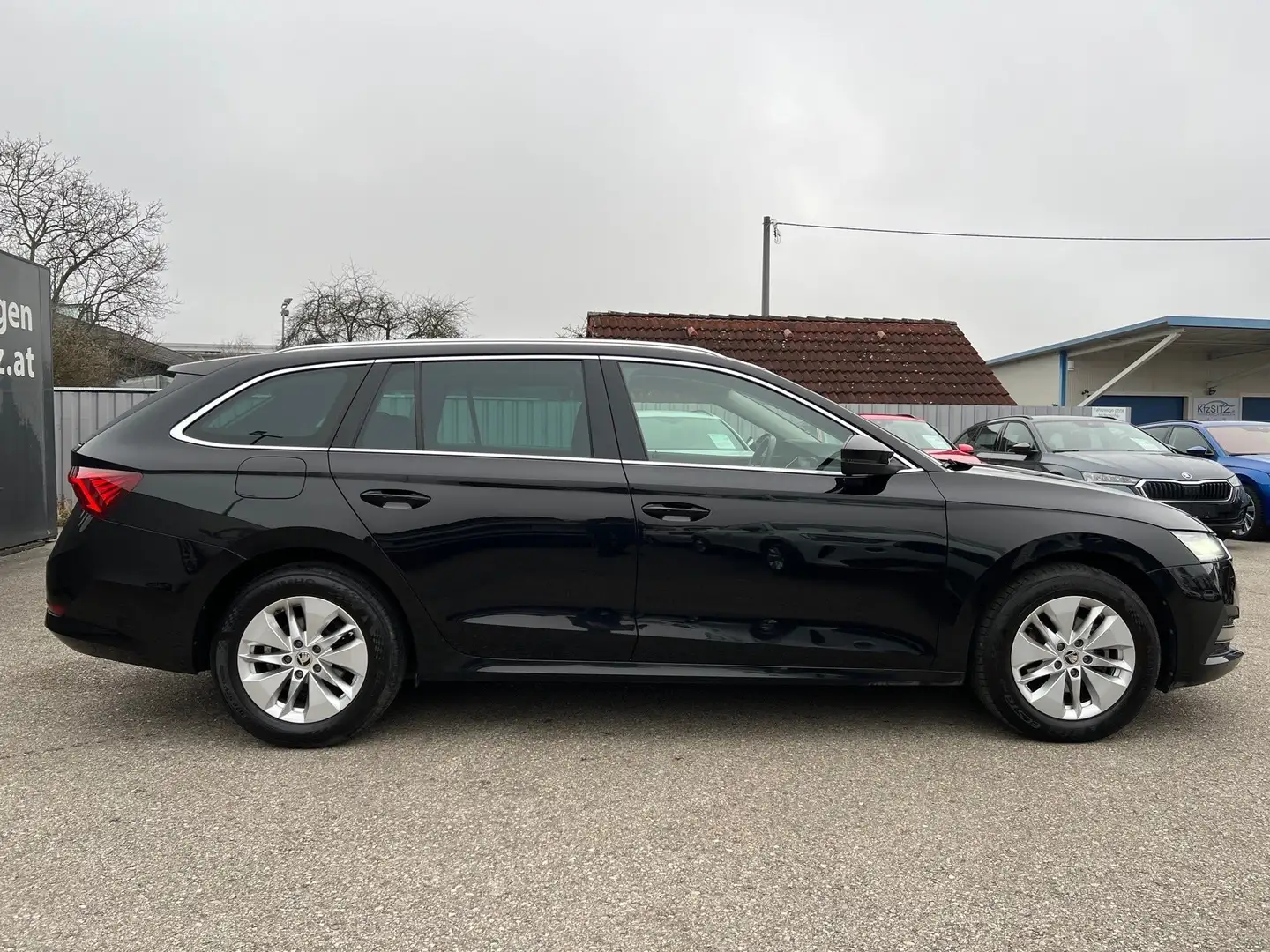 Skoda Octavia Combi 2,0 TDI Ambition DSG Schwarz - 2