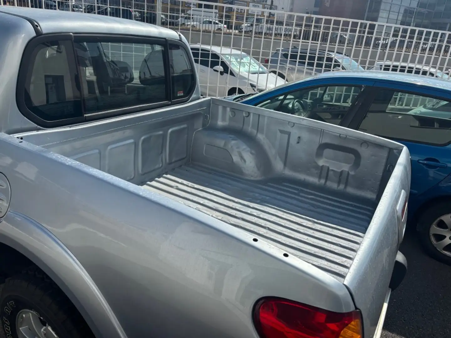 Mitsubishi L200 2.5DI-D Double Cab Intense Plateado - 2