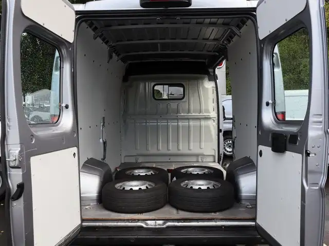 Opel Movano view 8