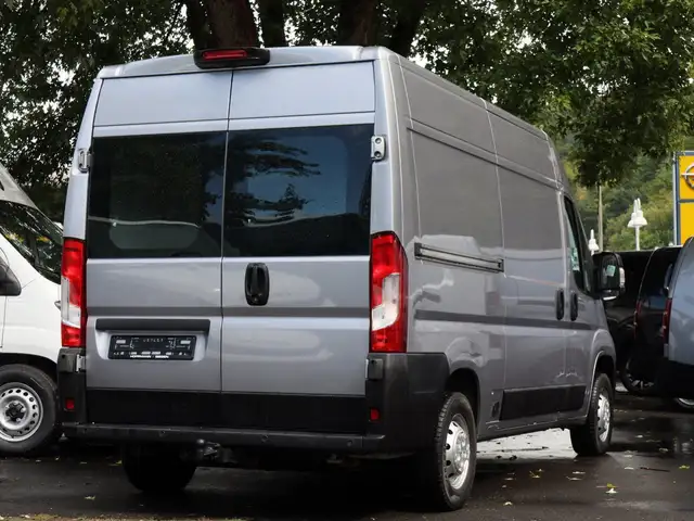 Opel Movano view 2