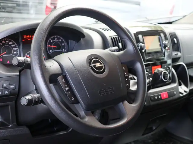 Opel Movano view 9