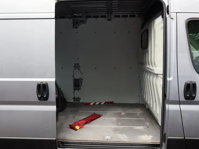 Opel Movano view 7