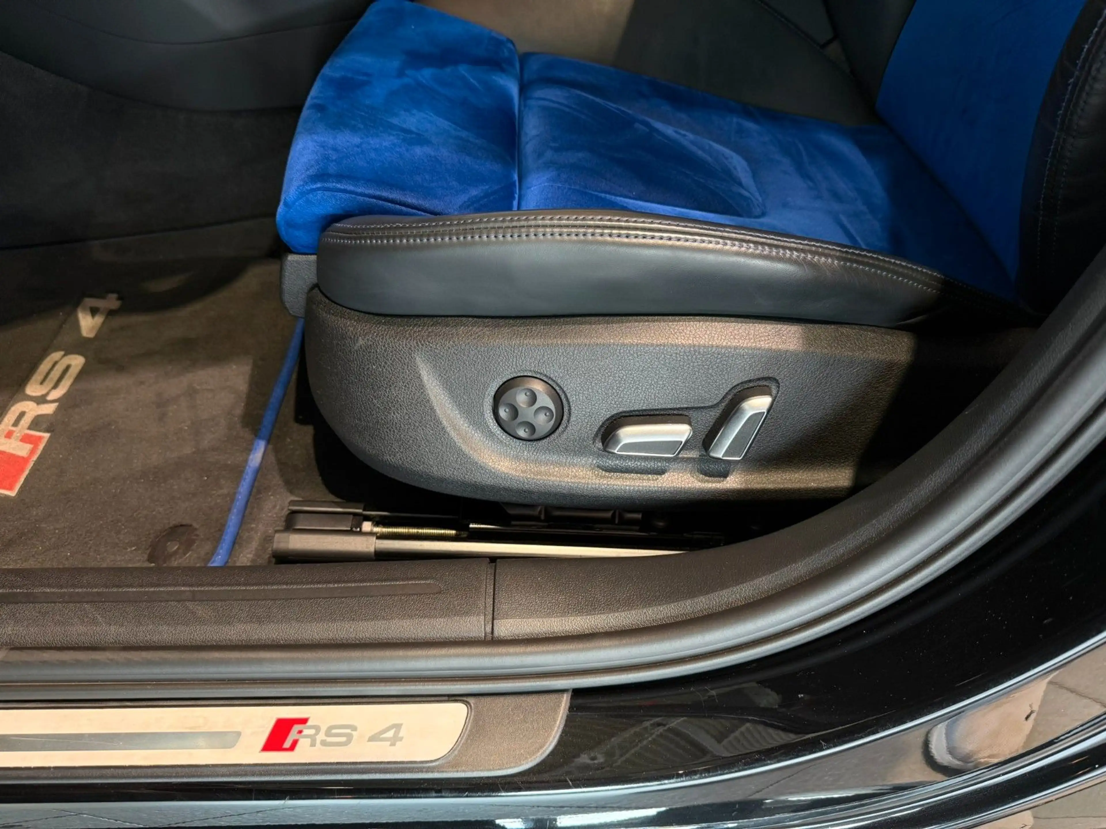 Audi RS4 Avant 4.2 FSI*V8*quattro*Valcona*Pano* B&O* — photo 12