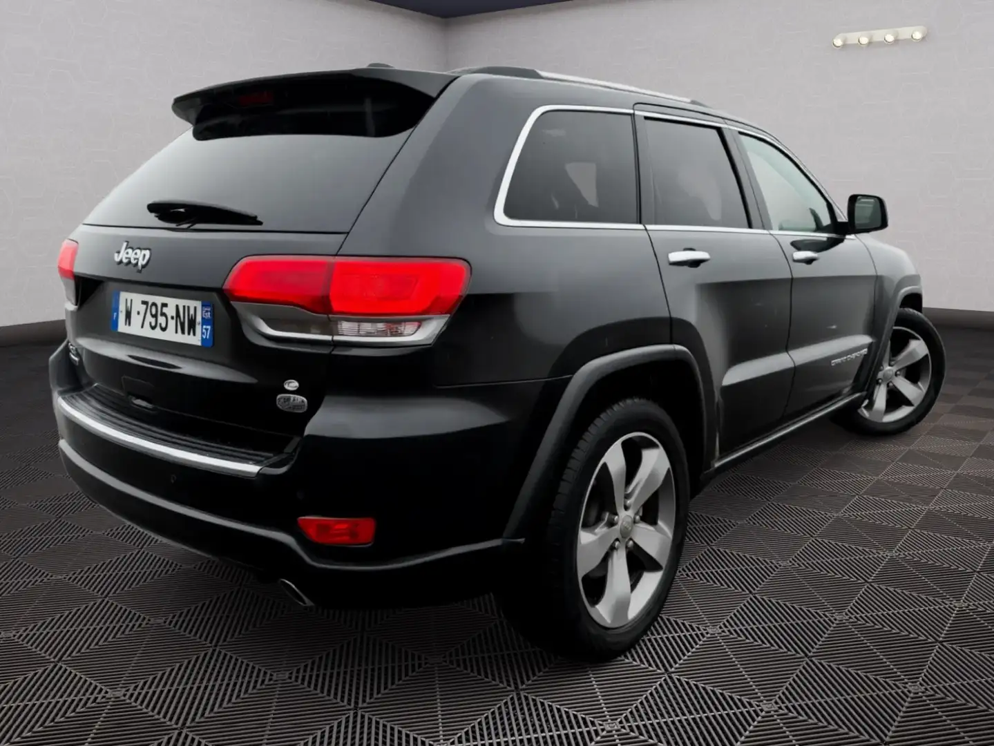 Jeep Grand Cherokee Overland Schwarz - 2