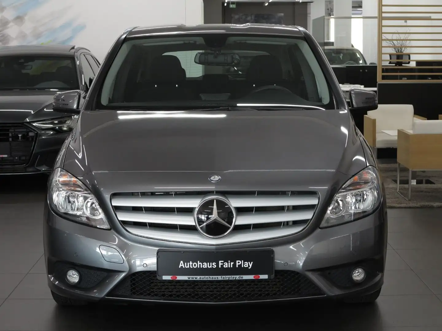 Mercedes-Benz B 180 Aut. SHZ/PDC/1.HAND/UNFALLFREI! Grau - 2