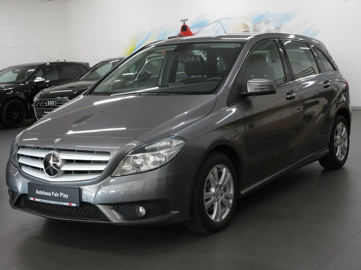 Mercedes-Benz B 180 Aut. SHZ/PDC/1.HAND/UNFALLFREI! Grau - 1