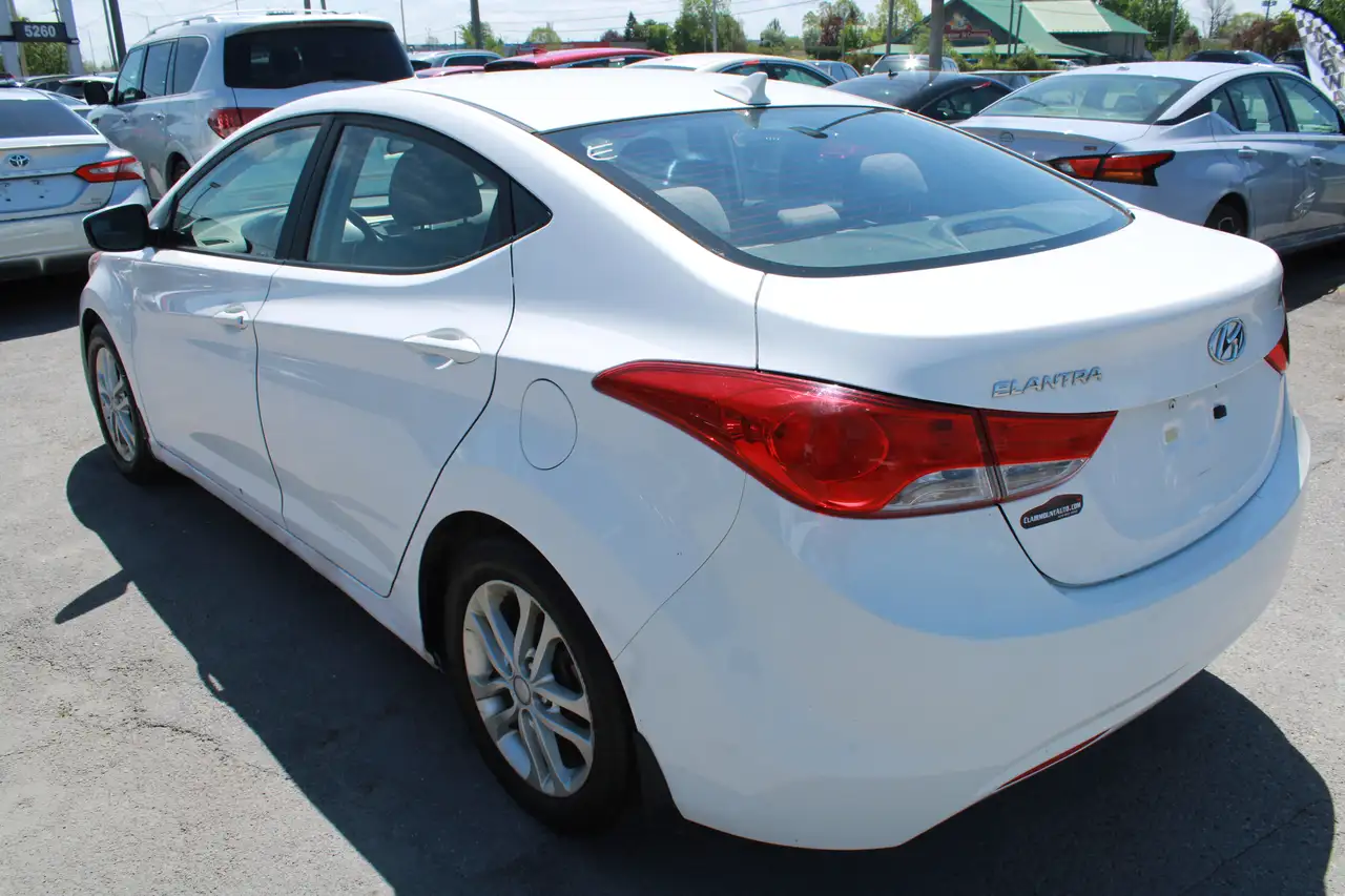 Hyundai ELANTRA снимка Hyundai ELANTRA