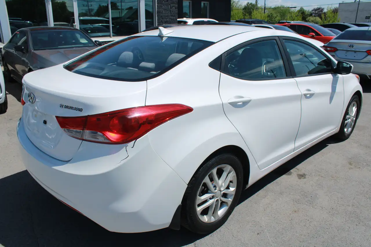 Hyundai ELANTRA снимка Hyundai ELANTRA