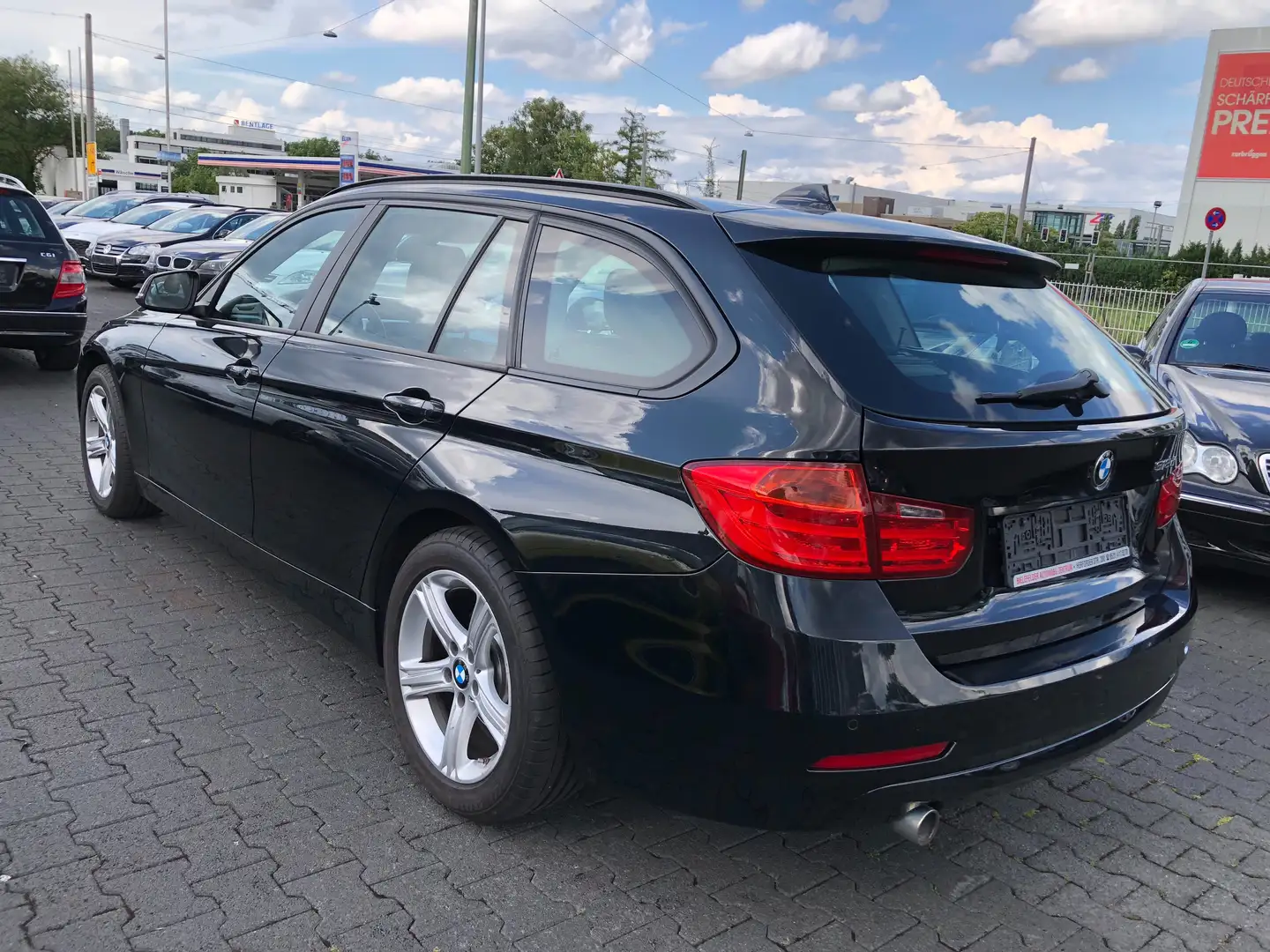 BMW 318 318d+Bi-Xenon+Navi+AHK+Panorama+El.Heckklappe Schwarz - 2
