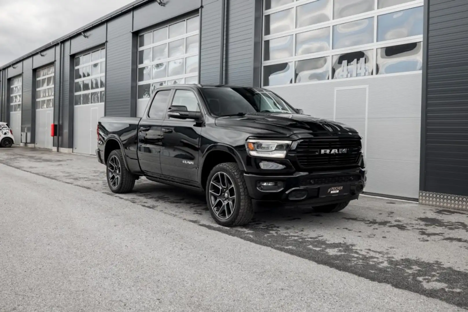 RAM 1500 RAM 1500 Laramie Sport Quad Cab 6'4''-Bed 4x4 Schwarz - 1