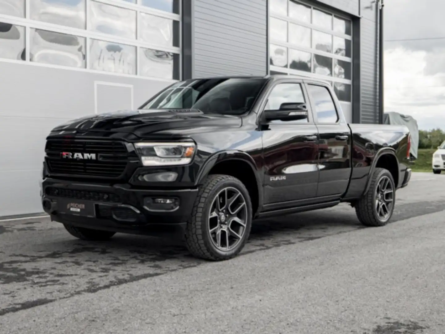RAM 1500 RAM 1500 Laramie Sport Quad Cab 6'4''-Bed 4x4 Schwarz - 1
