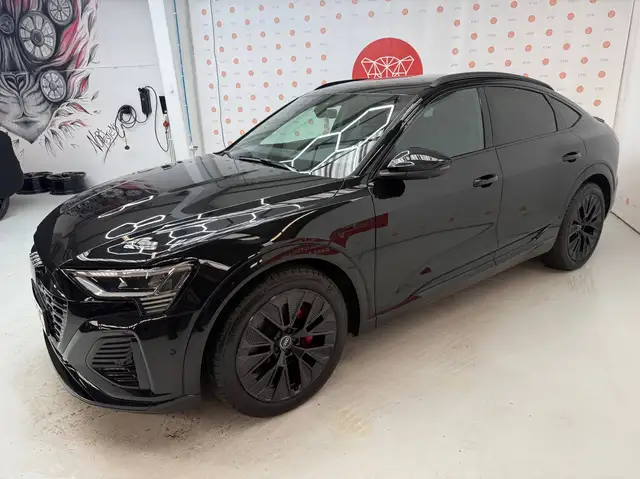 Audi Q8 e-tron Sportback e-Tron 114 kWh 300kW Quattro S line Valdona volleder RS 21" velgen ACC Lane assist Dodehoek Trekhaak Full black
