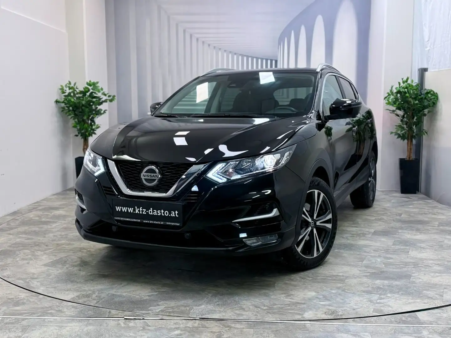Nissan Qashqai 1,3 DIG-T Zama DCT Aut. __ 360 KAMERA__PANO__ Schwarz - 1