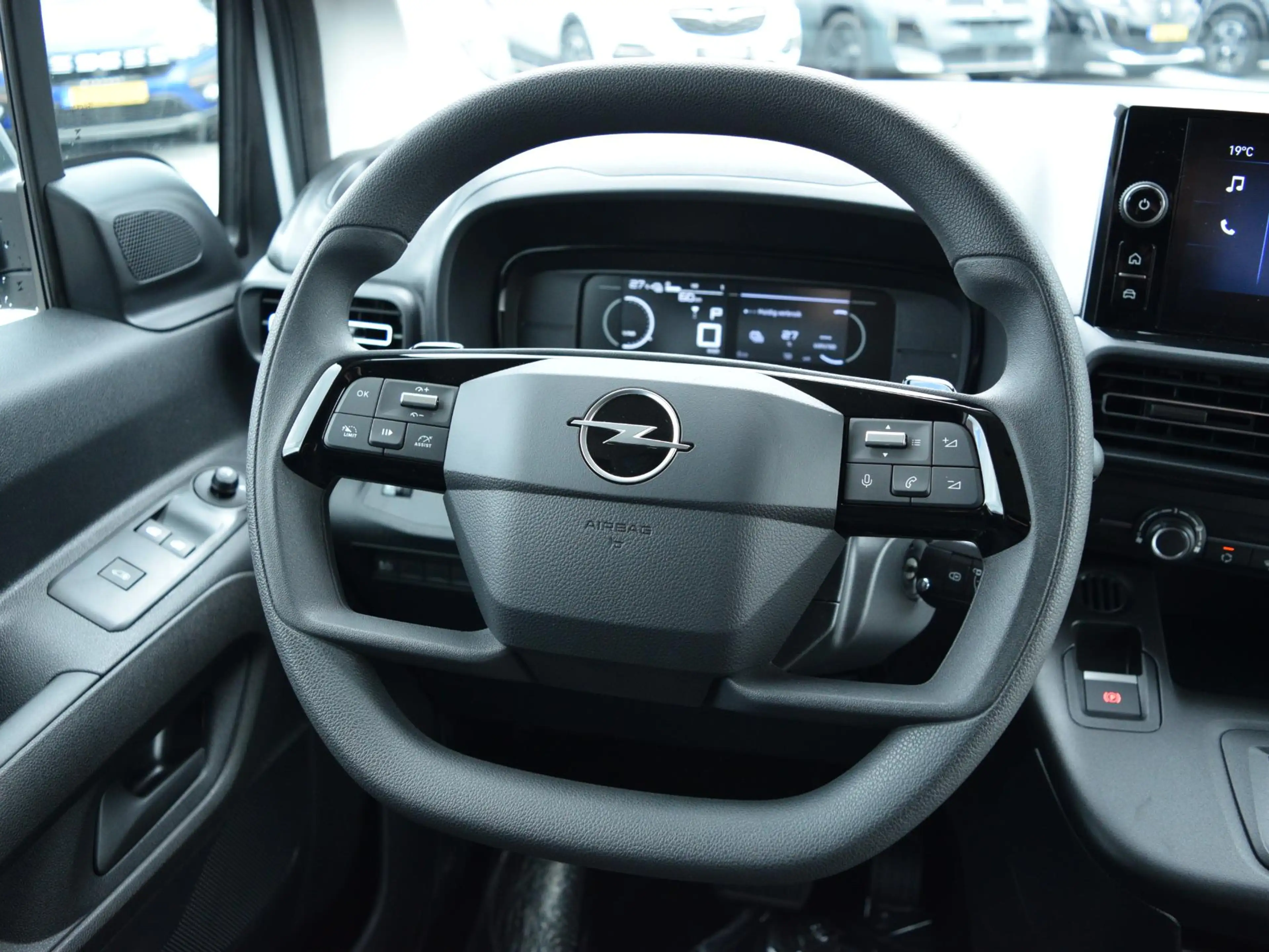 Opel Combo-e Electric 136 L2 50kWh — photo 7