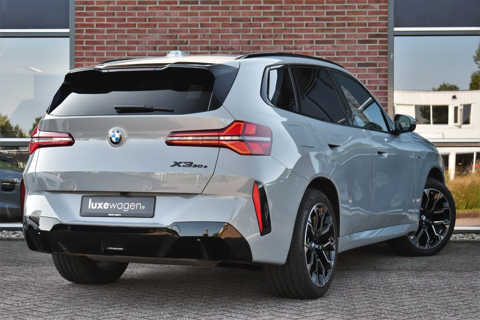 BMW X3 30e xDrive M-Sport | Alle opties | Direct leverbaa Gris - 2