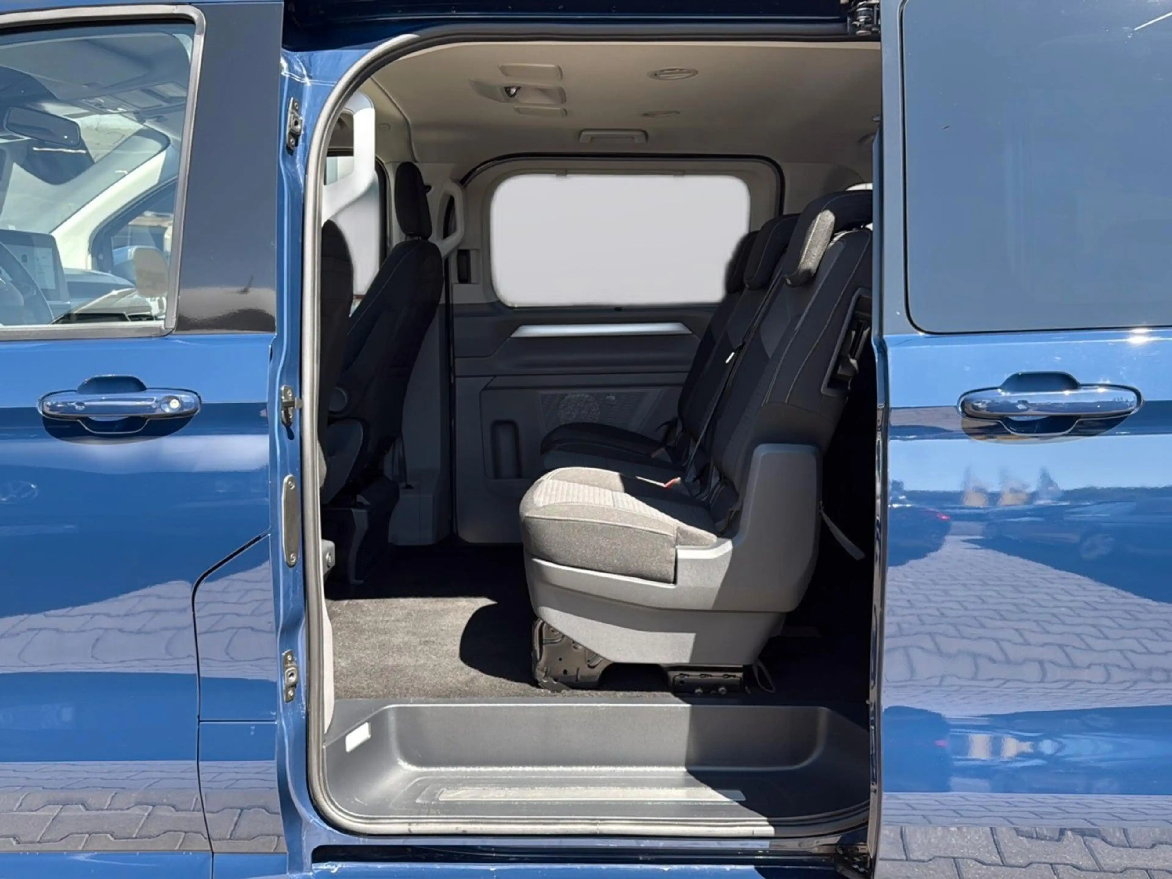Volkswagen T7 Caravelle Style LR ACC RFK SHZ AHK KZU 3ZK — photo 9
