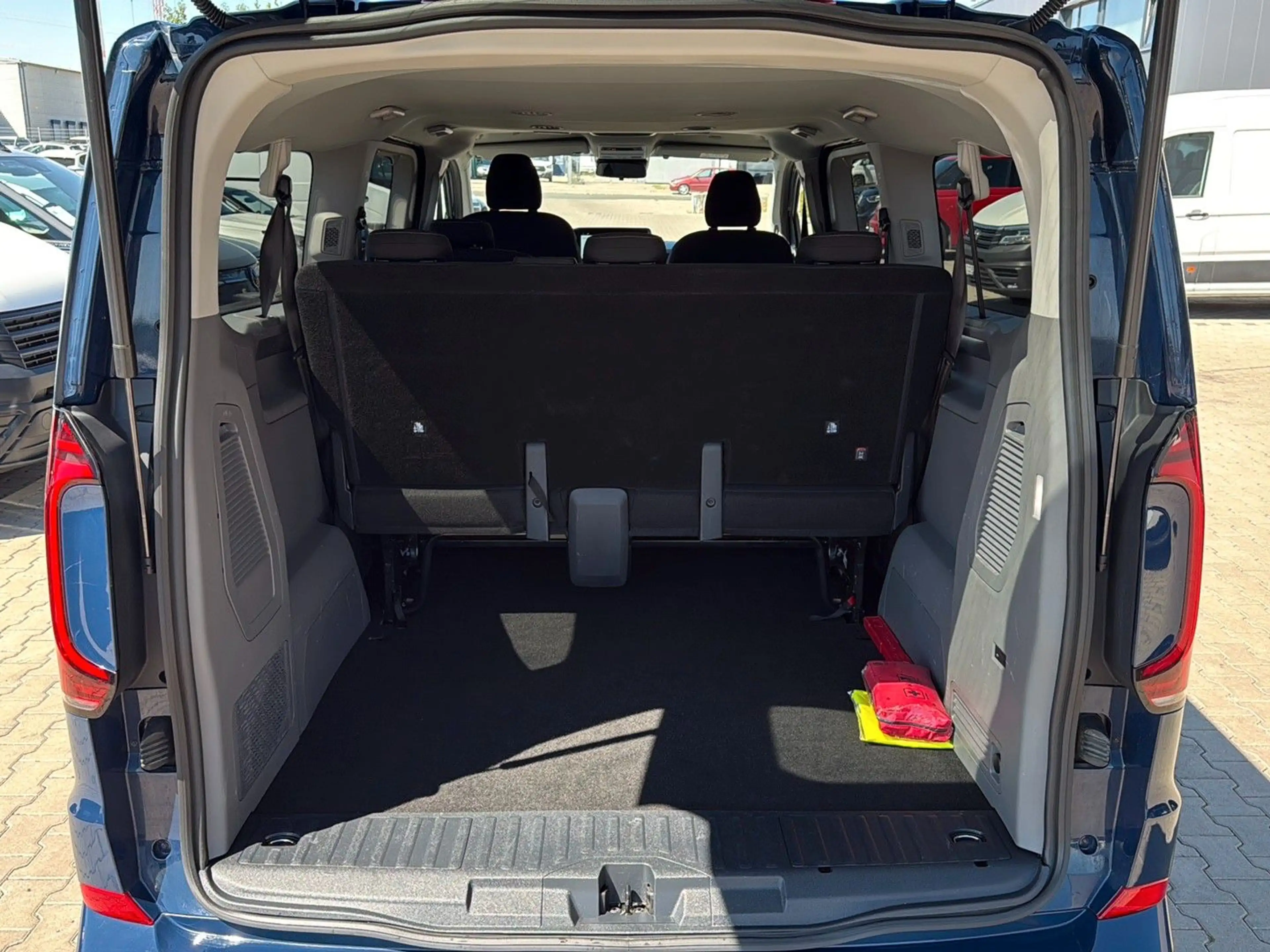 Volkswagen T7 Caravelle Style LR ACC RFK SHZ AHK KZU 3ZK — photo 11