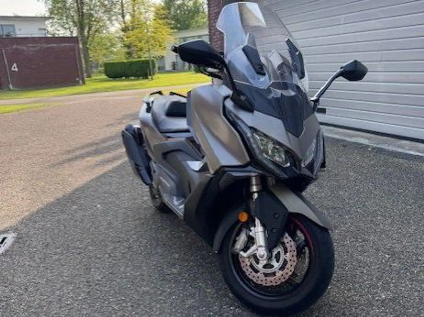 Kymco AK 550 Premium Zwart - 2
