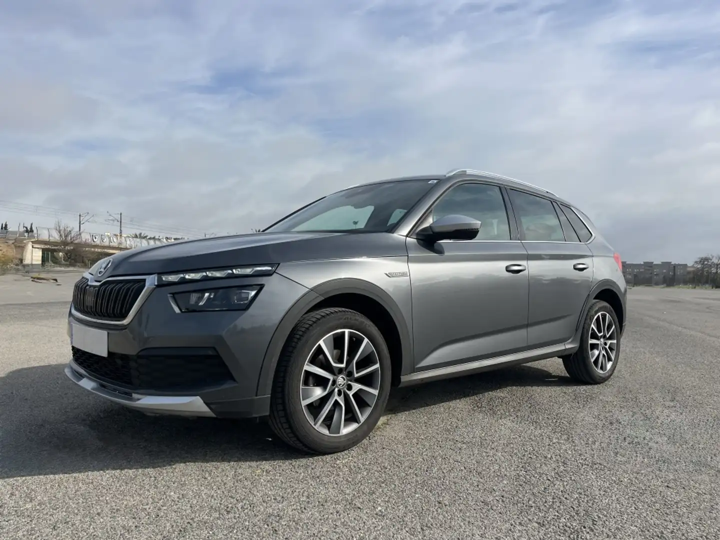 Skoda Kamiq 1.0 TSI Scout 81kW Gris - 1