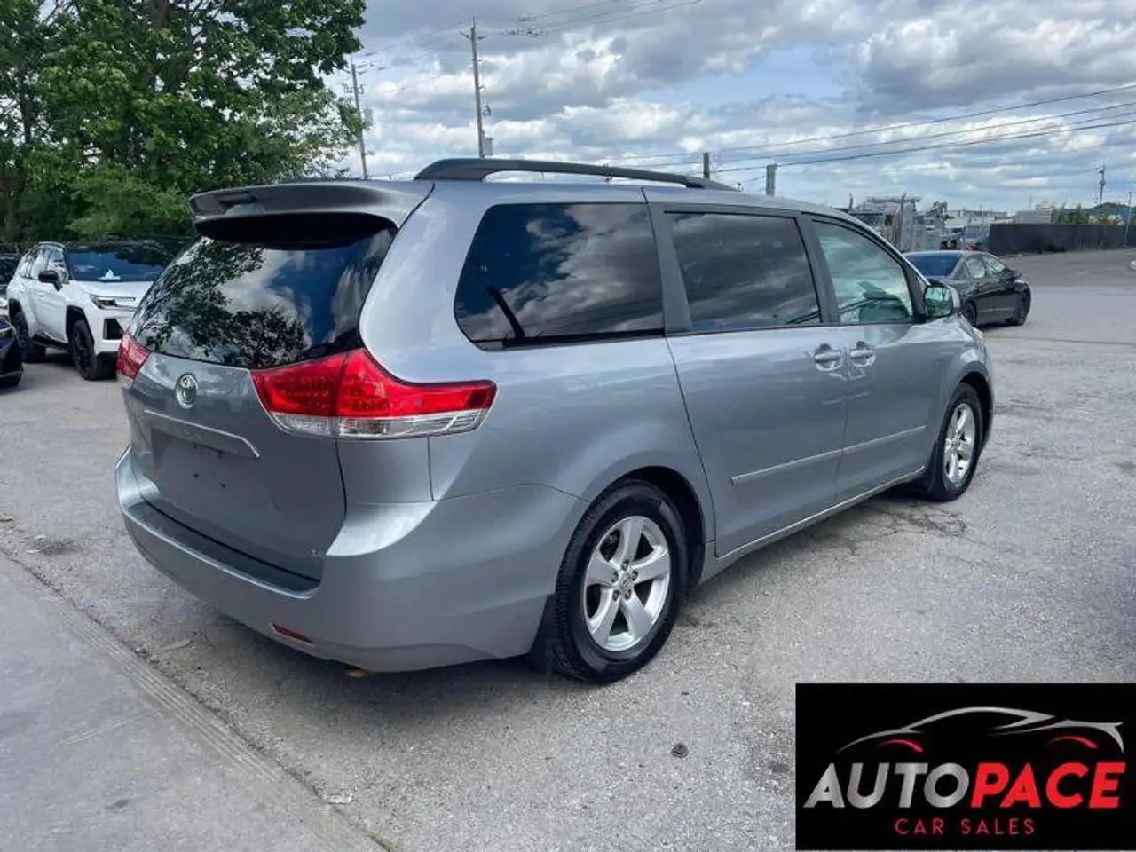 Toyota Sienna photo Toyota Sienna