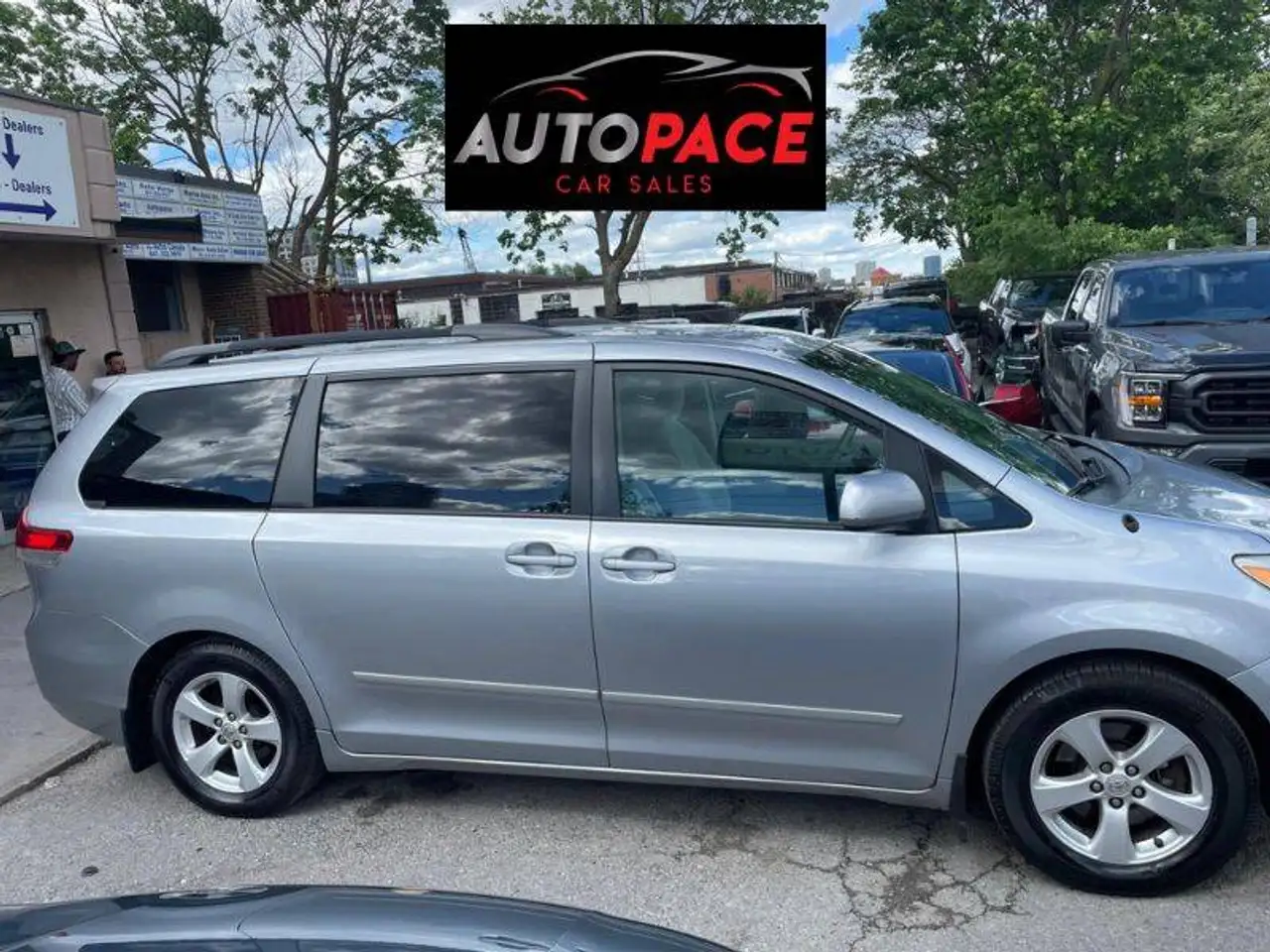 Toyota Sienna photo Toyota Sienna
