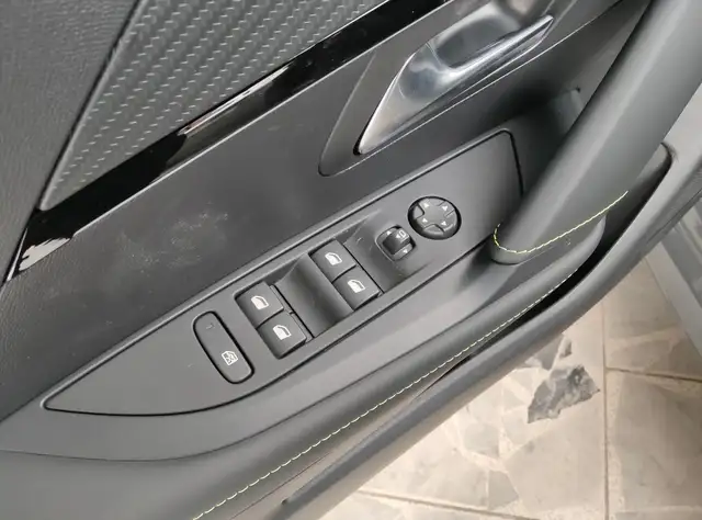 Peugeot 208 view 10
