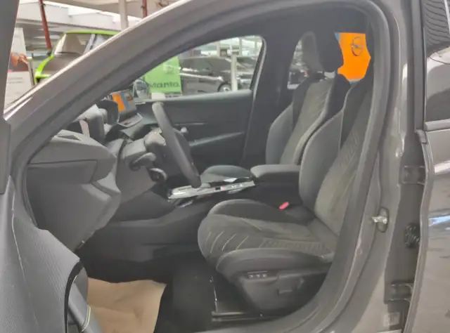 Peugeot 208 view 12