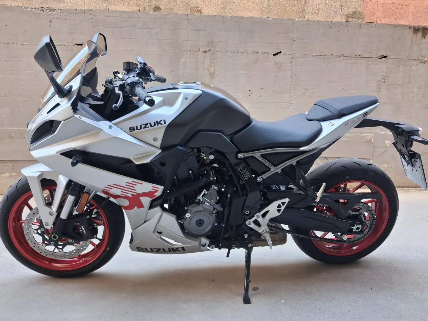 Suzuki GSX 8R Srebrny - 2