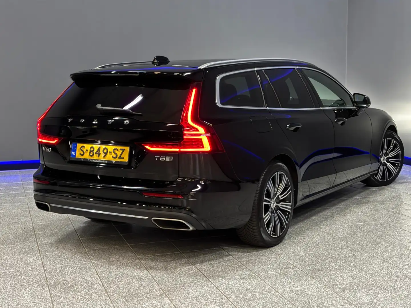 Volvo V60 2.0 T8 Twin Engine AWD R-Design 360°|HUD|B&W|Trekh Schwarz - 2