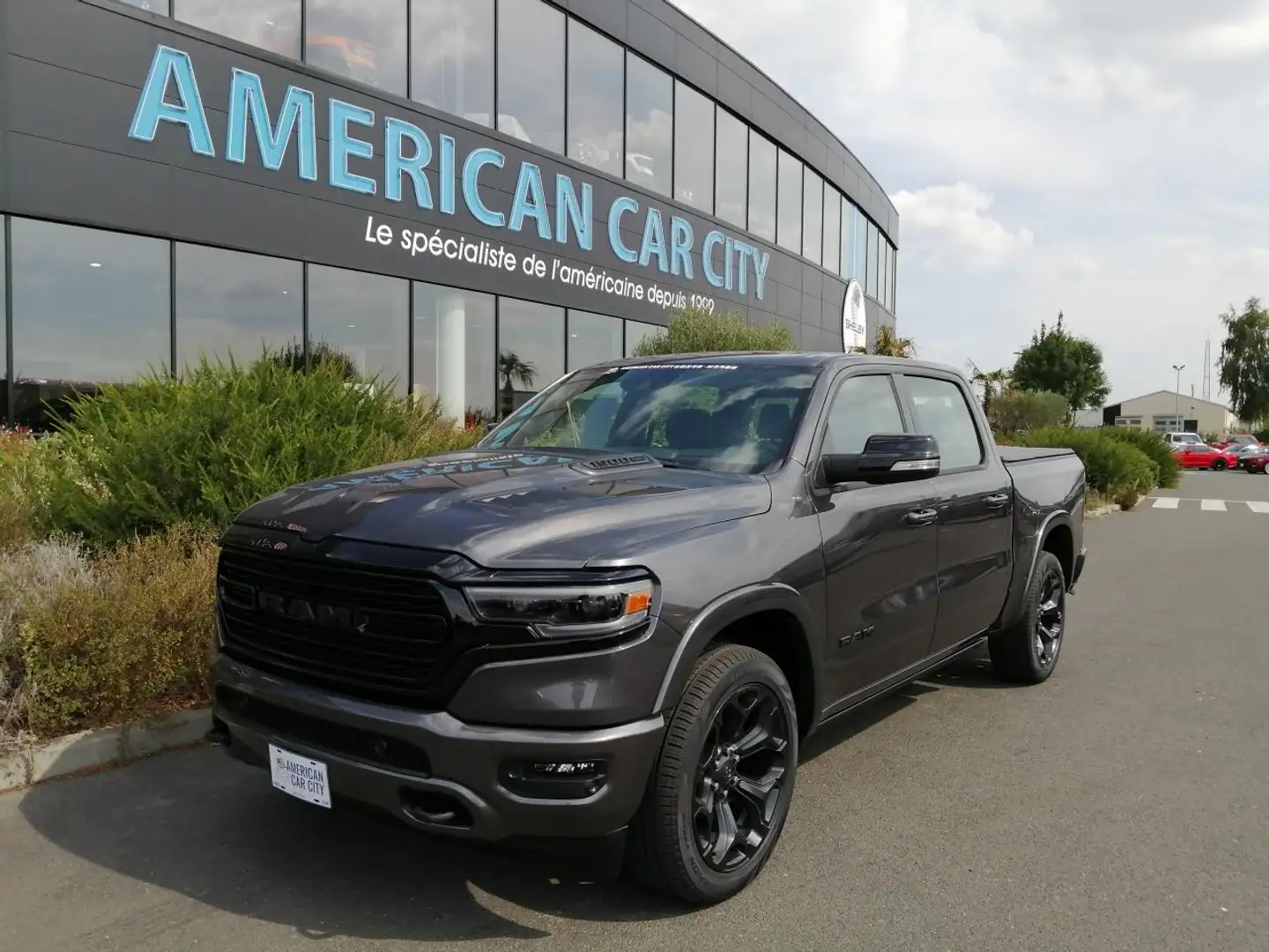 Dodge RAM 1500 CREW LIMITED NIGHT EDITION Gris - 1