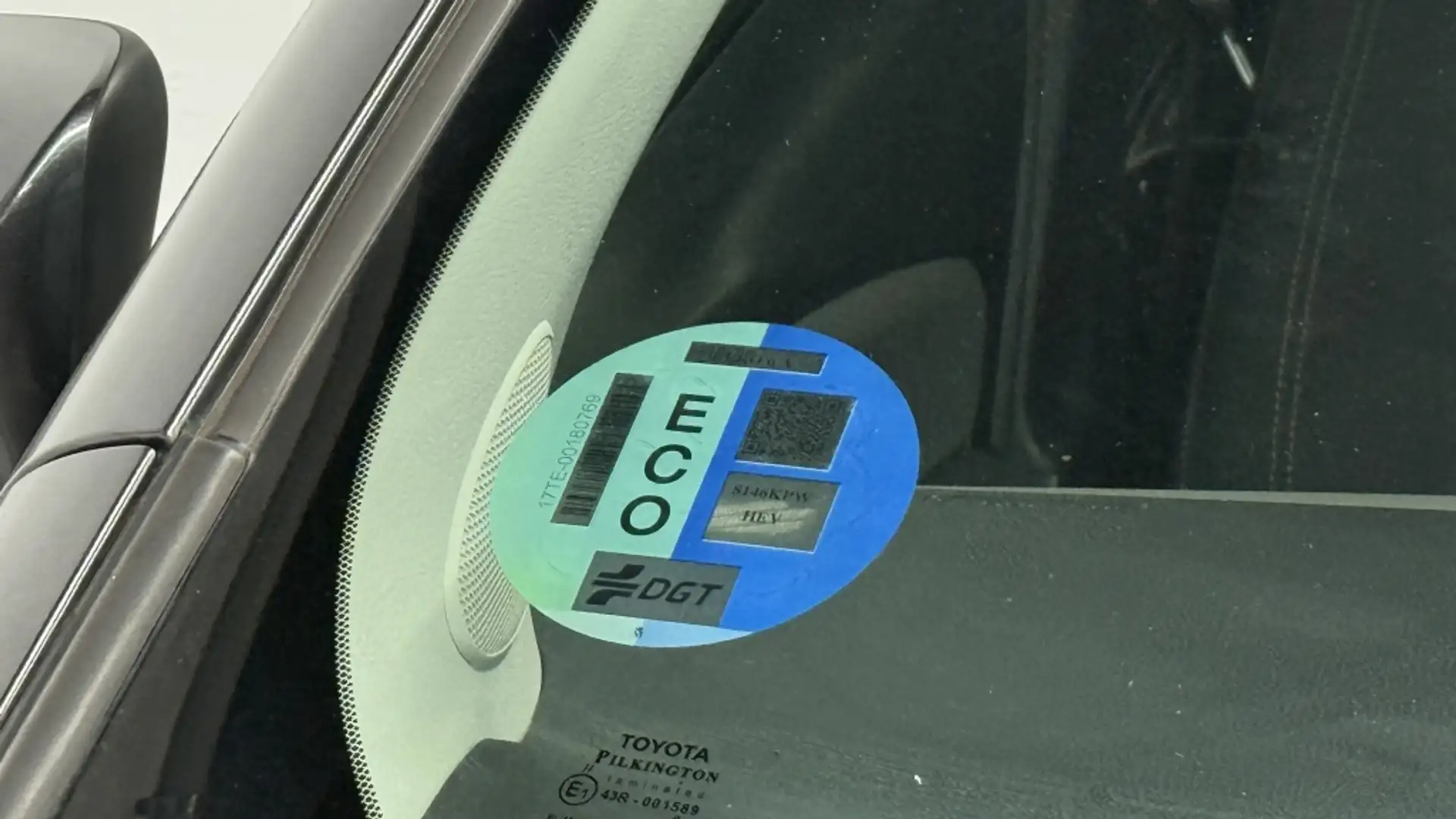 Toyota Yaris 100H 1.5 Advance Gris - 2