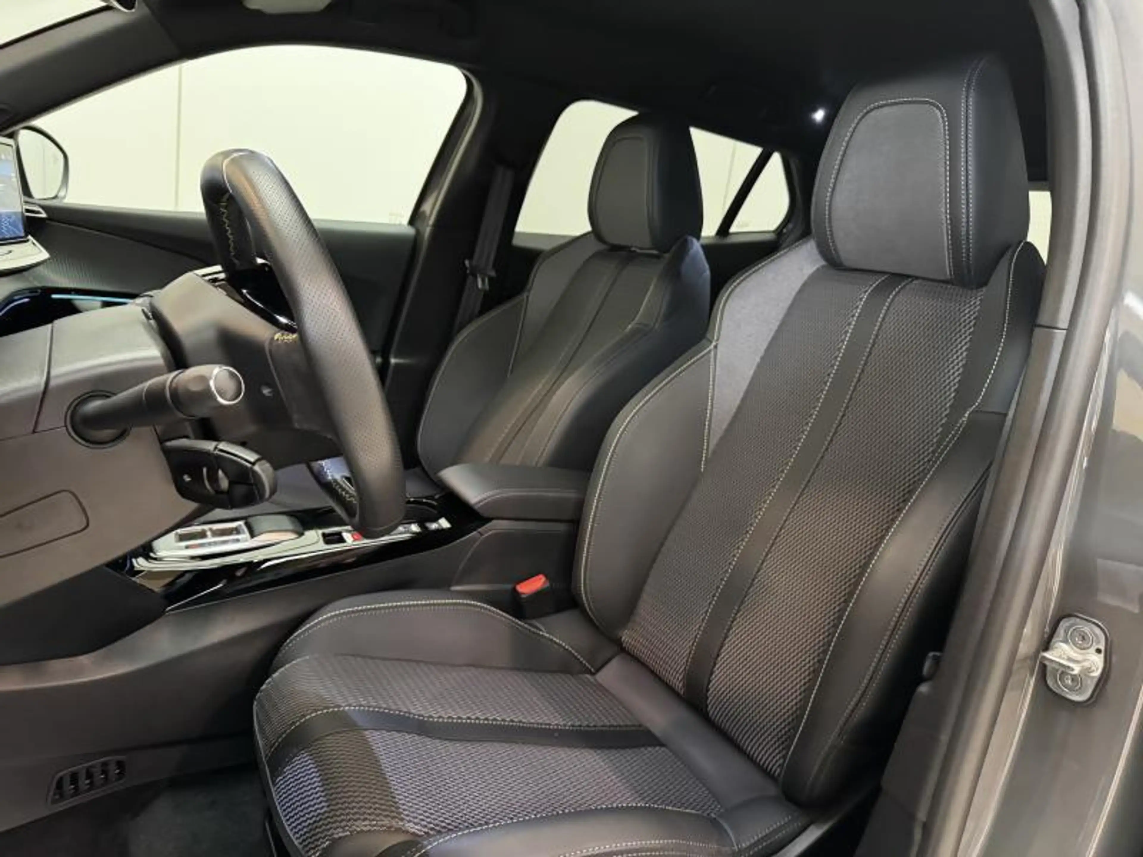 Peugeot 2008 50KWh GT **SELENIUM** LED|GPS|PDC|CRUISE|CAM|CARPL — photo 25