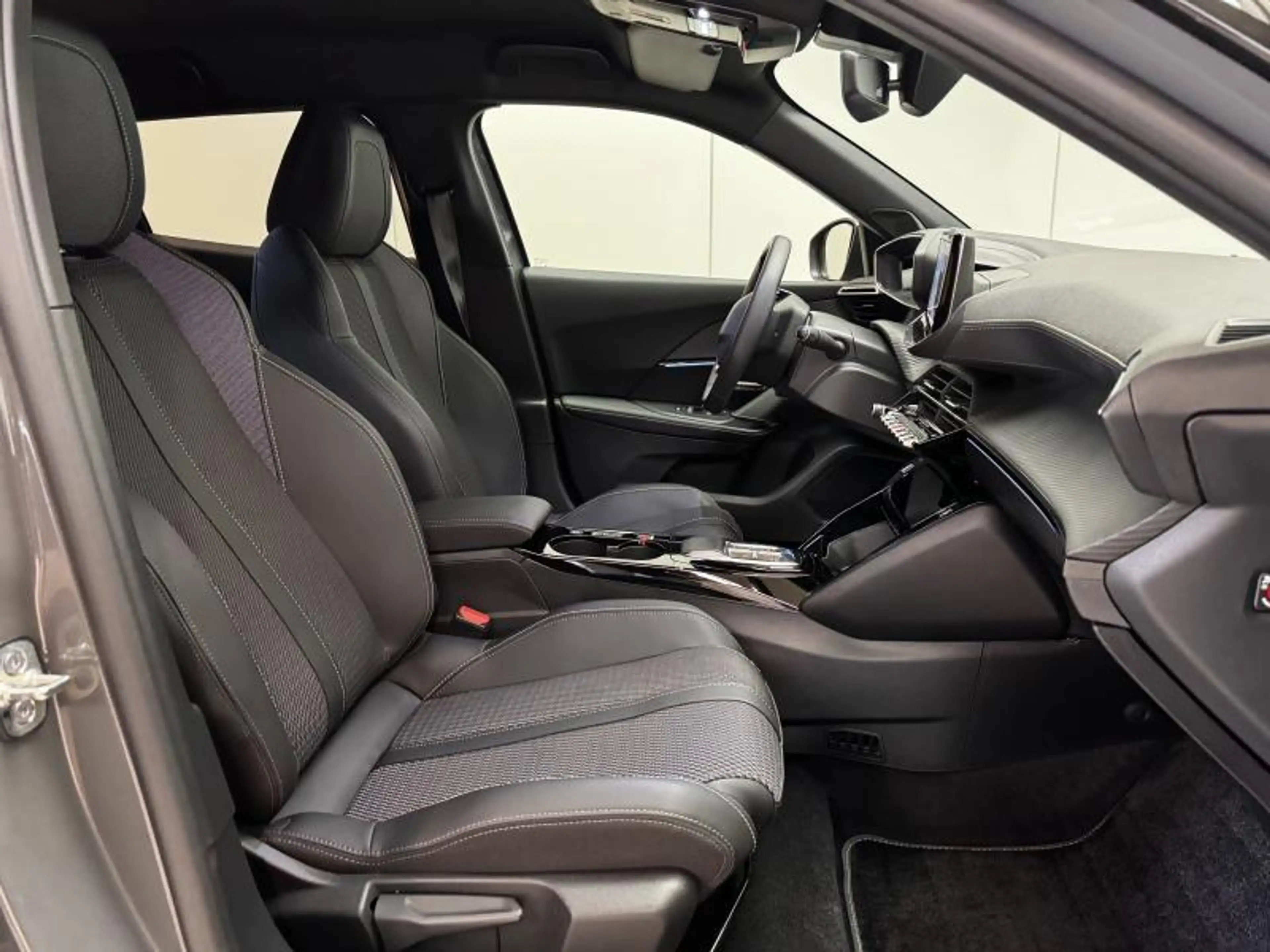 Peugeot 2008 50KWh GT **SELENIUM** LED|GPS|PDC|CRUISE|CAM|CARPL — photo 3