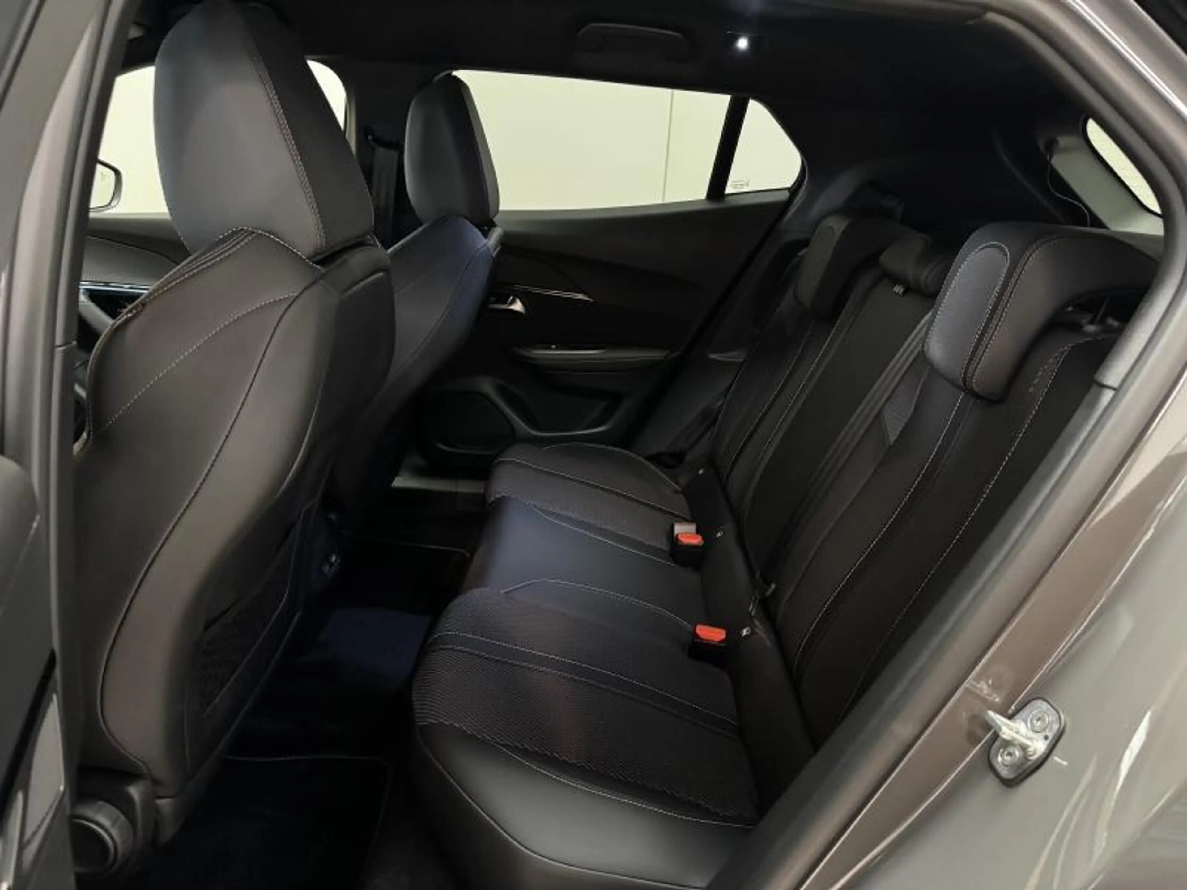 Peugeot 2008 50KWh GT **SELENIUM** LED|GPS|PDC|CRUISE|CAM|CARPL — photo 11