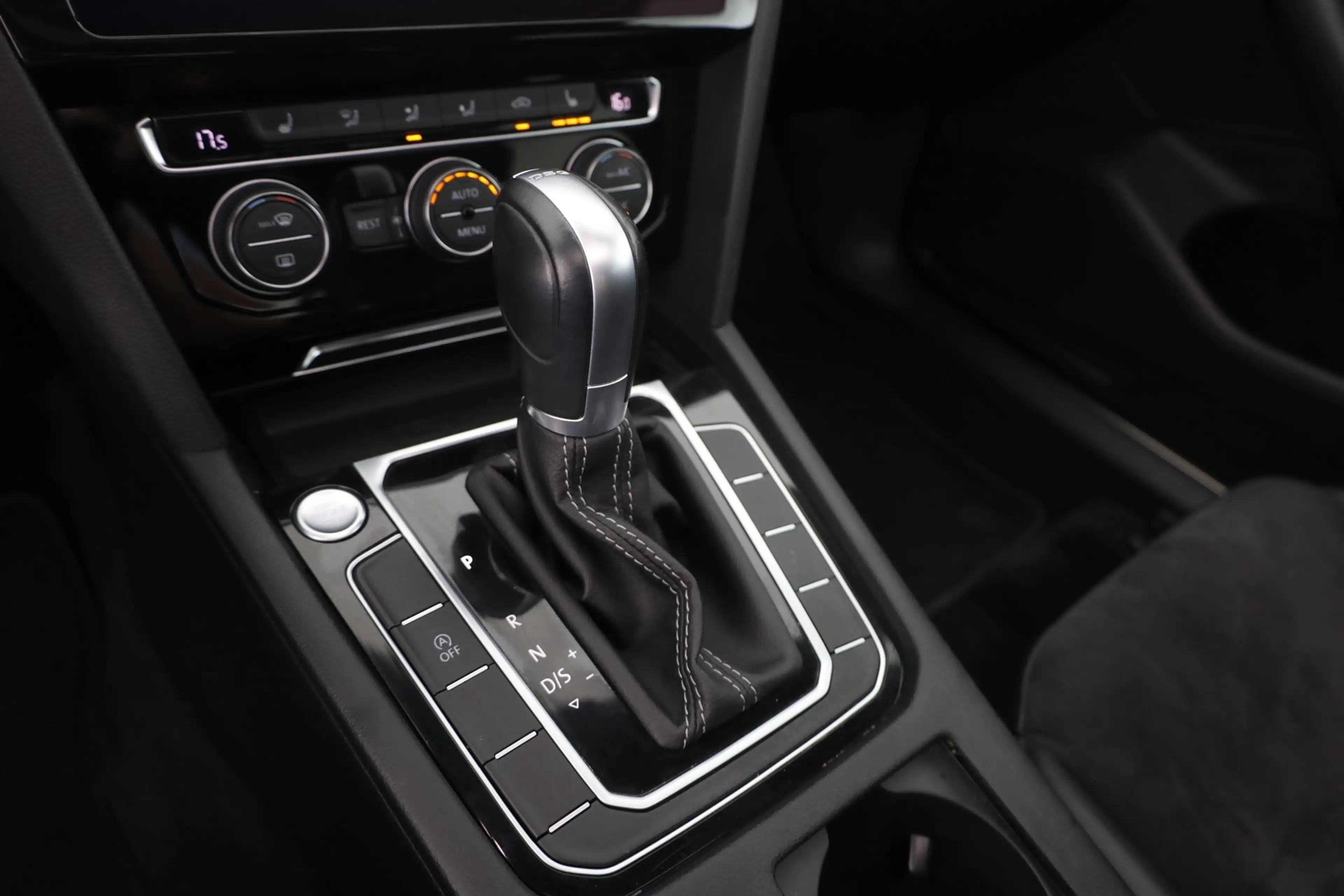 Volkswagen Arteon 2.0 TSI DSG R-Line LED Panorama ACC PDC — photo 14