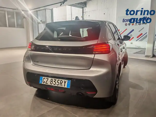 Peugeot 208 view 5